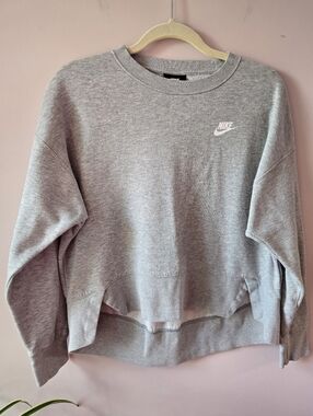 ✨ Nike Sportswear Essential Crewneck Sweatshirt ✨​SIZE: SMALL (S) 📏